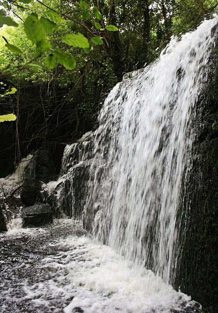 Tríada de cataratas en la parroquia silledense de Ponte. Para muchos todavía desconocidos, estos saltos de agua se suceden en el curso del río Oisa, un afluente del Deza.