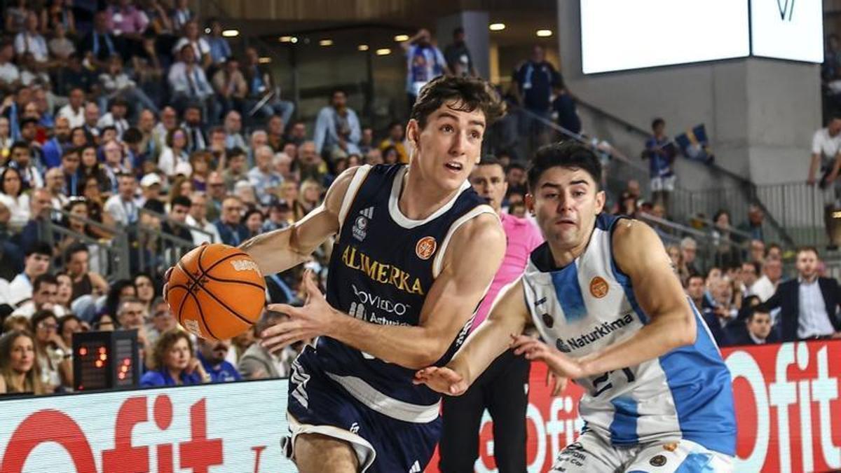 Raúl Lobaco, durante un partido de esta temporada con el Alimerka Oviedo.