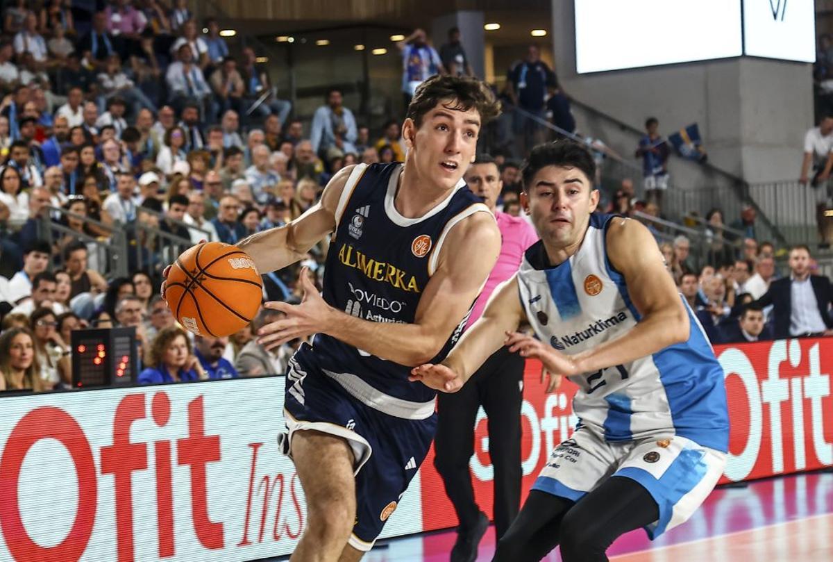 Raúl Lobaco, durante un partido de esta temporada con el Alimerka Oviedo.