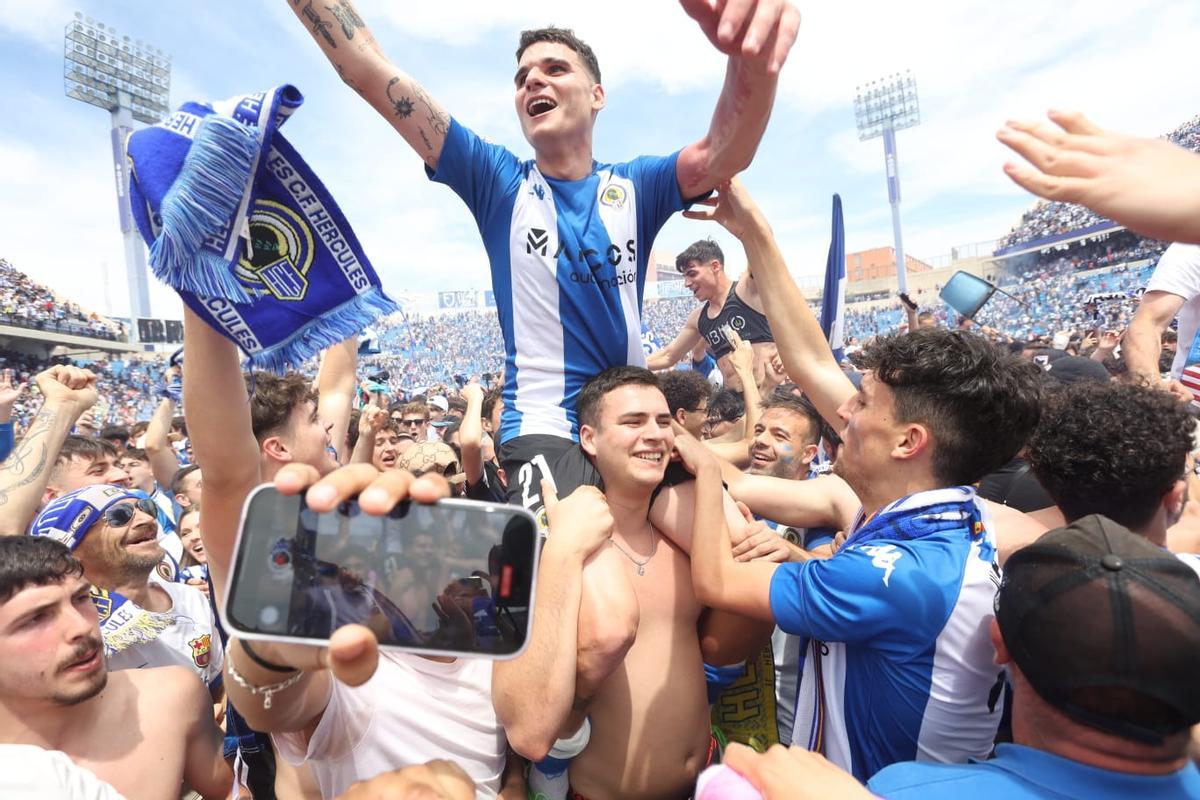 Los jugadores celebrando en el ascenso en el campo
