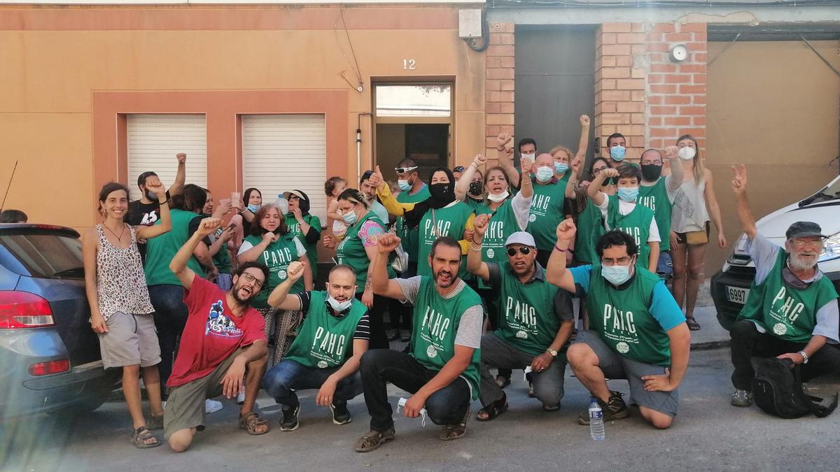 Celebració de membres de la PAHC Bages després d&#039;aturar un desnonament