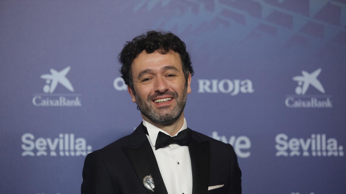 El director de cine Rodrigo Sorogoyen posa en la alfombra roja previa a la gala de la 37 edición de los Premios Goya.