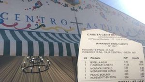 El sobrecargo del 15% en los tickets de esta caseta de la Feria de Abril de Sevilla que Facua ha denunciado a Consumo. 