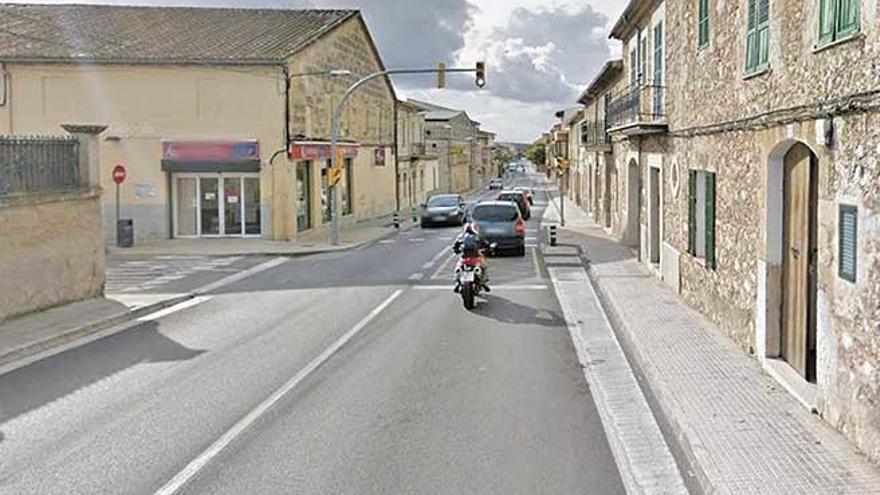 Die Ampelkreuzung an der Hauptstraße durch Consell.