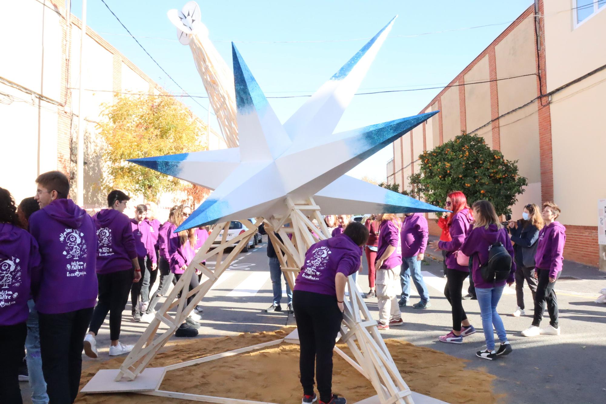 Así ha sido la "plantà" del "Pi de Nadal", la última Falla del año en València