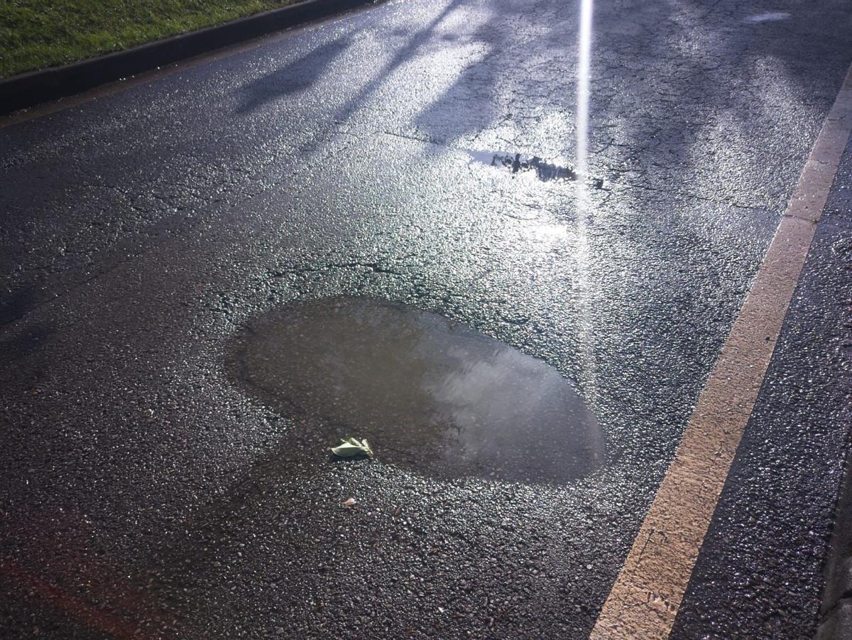 Uno de los baches del barrio que denuncian los vecinos.