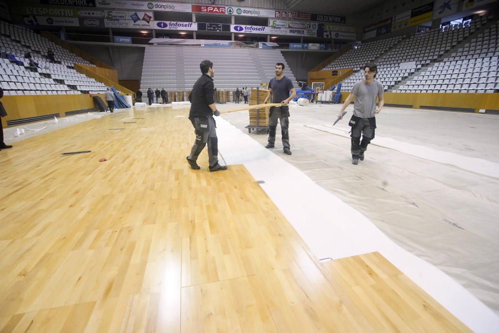 Col·locació del nou parquet del pavelló de Fontajau