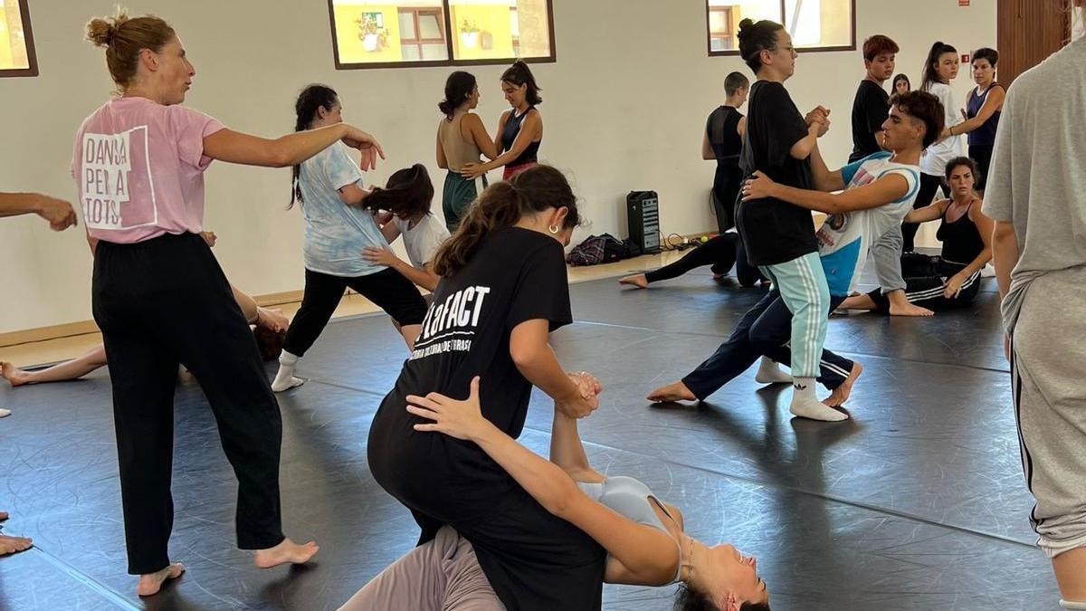 Asun Noales impartiendo una de las clases a los alumnos.