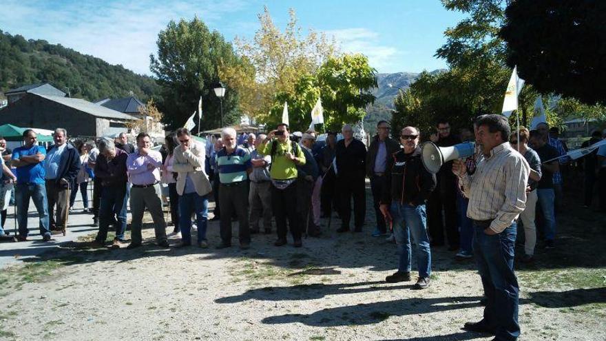 Manifestantes concentrados en Porto para exigir una la reforma de la carretera.