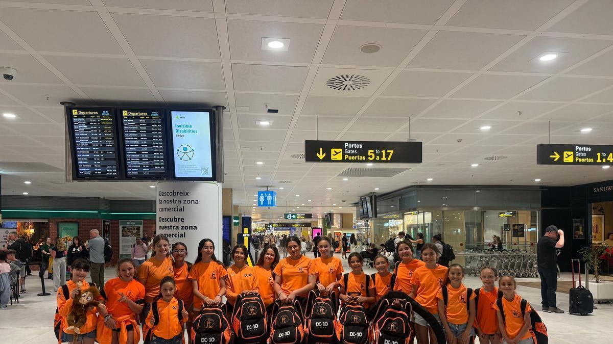 Las integrantes del Club Rítmica Sant Josep que viajaron a Menorca en el primer grupo
