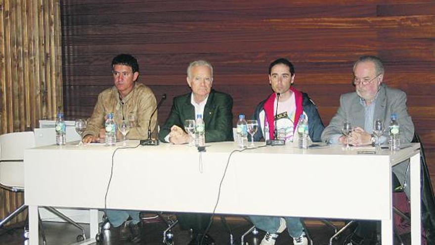 Por la izquierda, Alberto Martínez «Berto», Ramiro Fernández, Santi Pérez y José Luis López del Valle durante la charla.