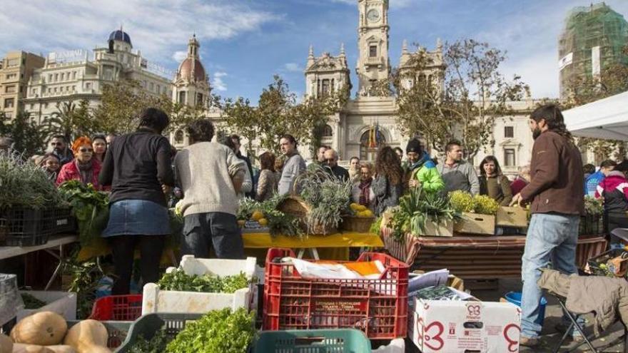 Mercado de producción local ‘De l&#039;horta a la plaça’ en la plaza del Ayuntamiento de València.º