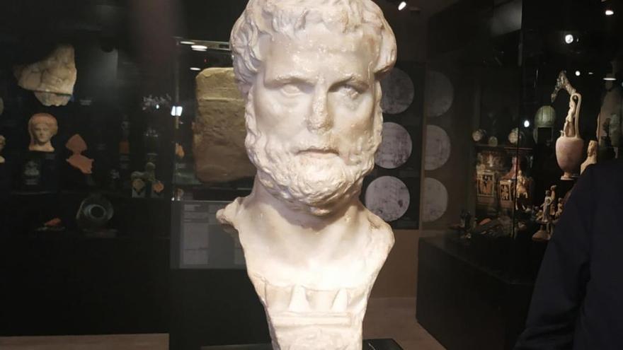 Busto del emperador romano Antonino Pío en la galería Ifergan Collection.