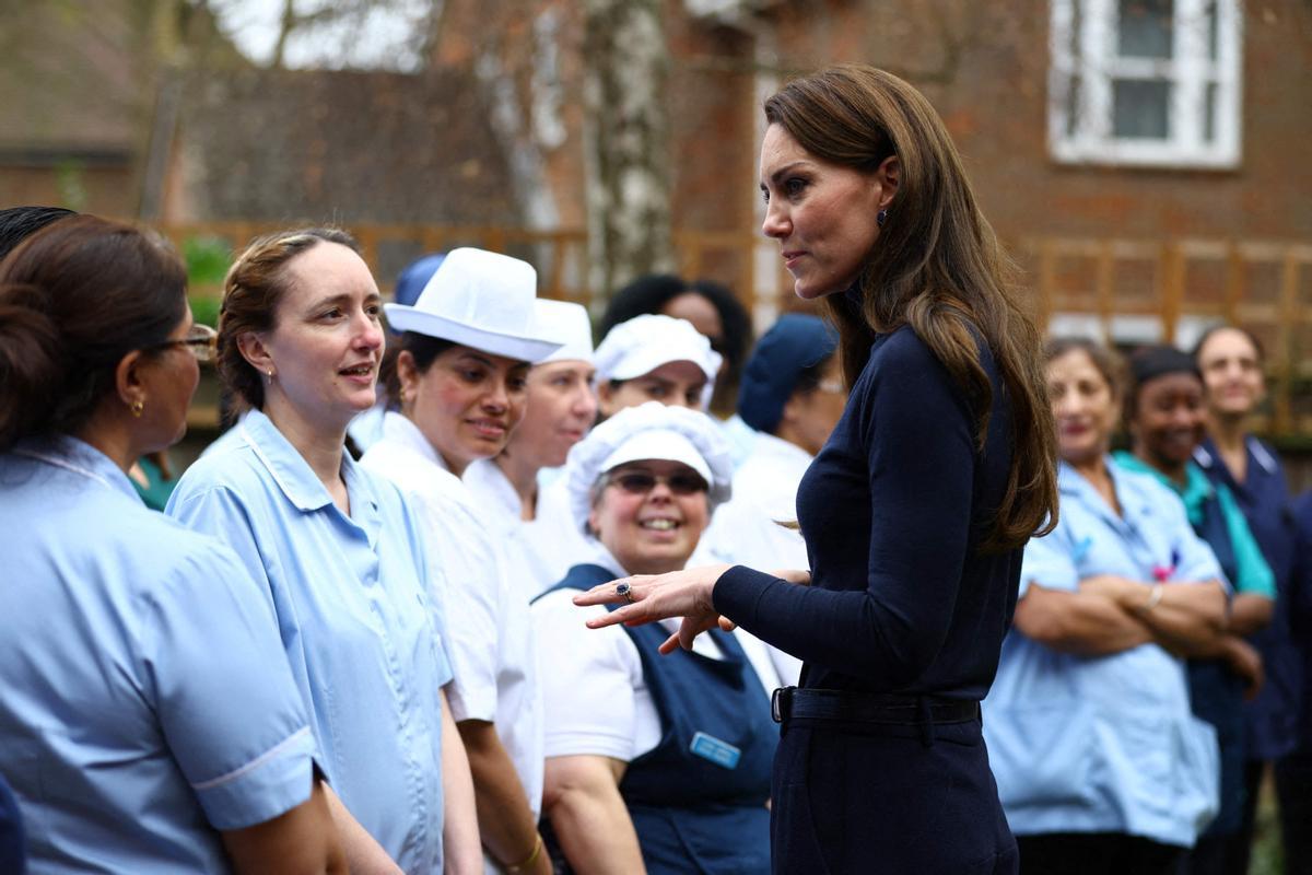 Kate Middleton se exhibe como cocinera en un hogar de ancianos