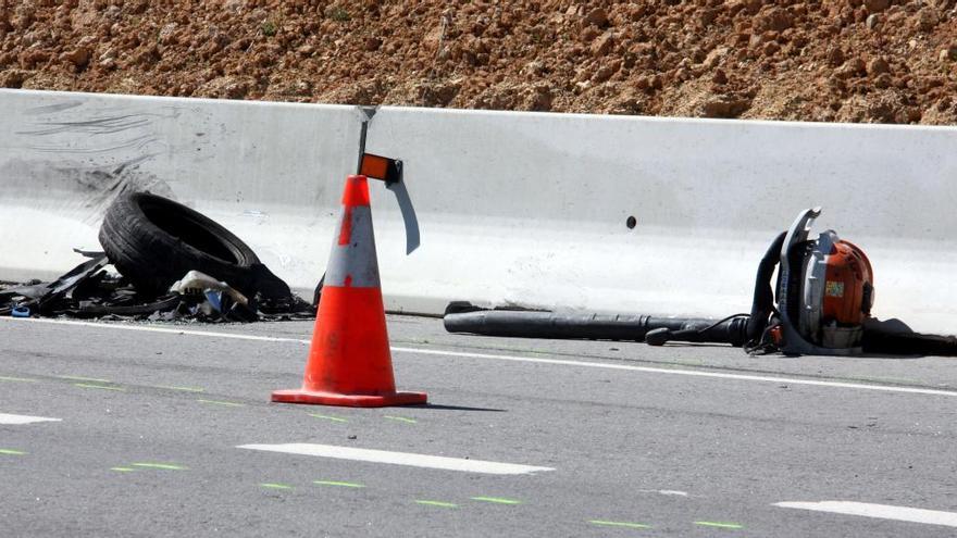 Restes dels turismes accidentats a la N-II.