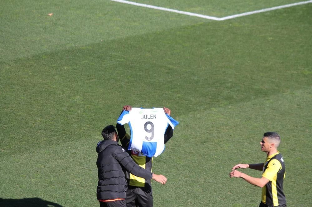 Los jugadores dedican el 0-1 de Emaná al niño fallecido en Totalán levantando una camiseta dedicada.
