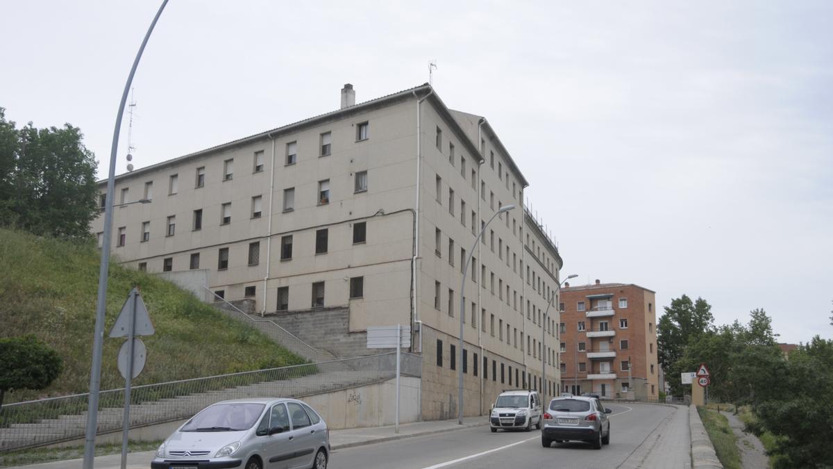 La caserna de la Guardia Civil  de Manresa vista des de la carretera de Cardona en el tram paral·lel al riu