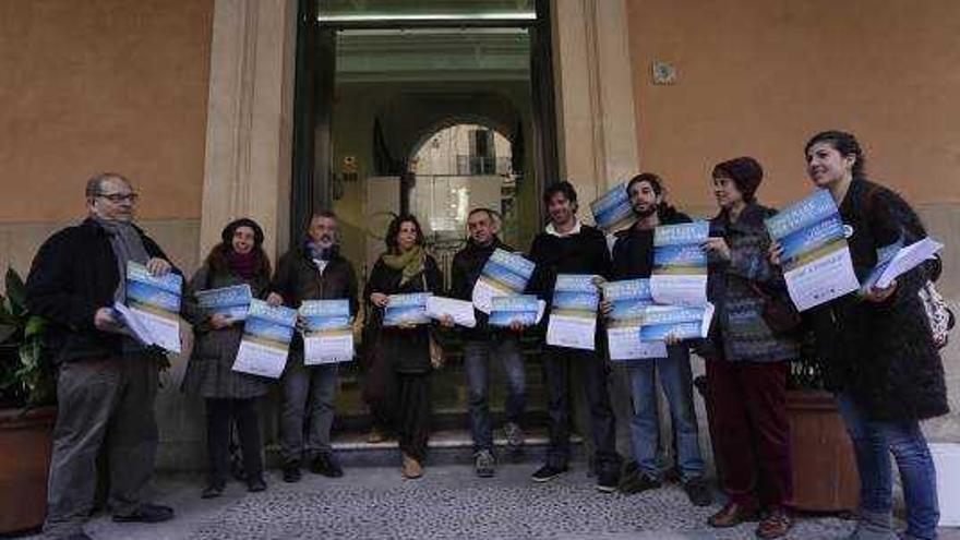 Integrantes del GOB presentando las firmas.