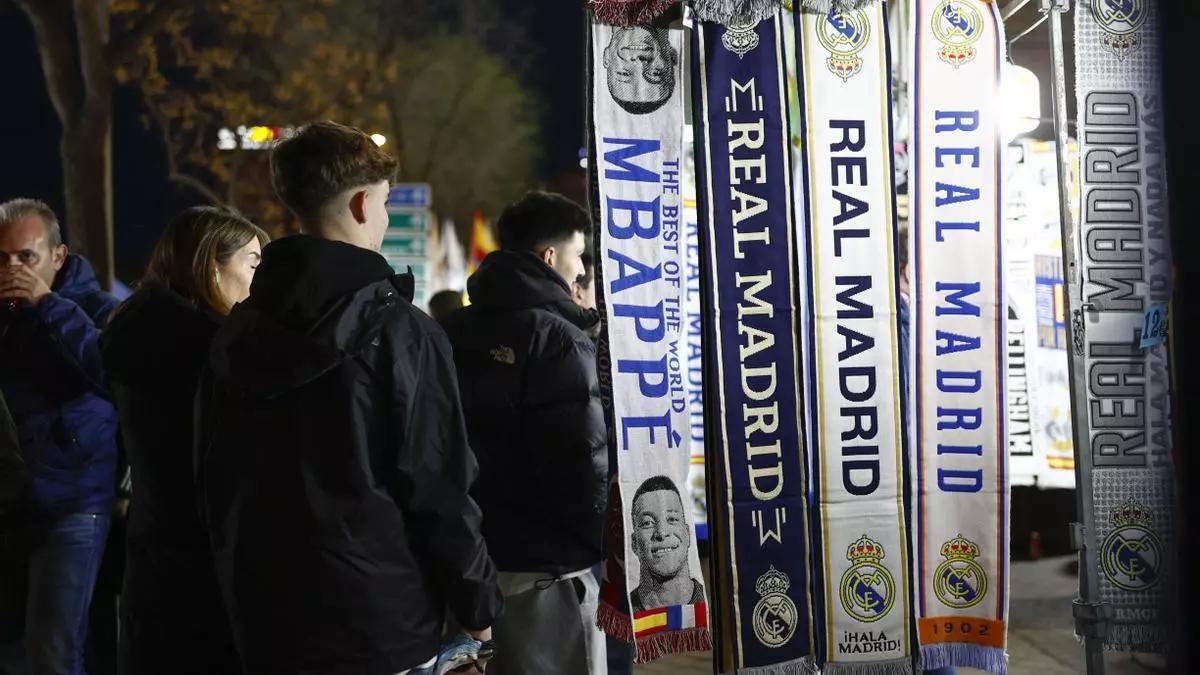 Aficionados del Real Madrid en los alrededores del Santiago Bernabéu.