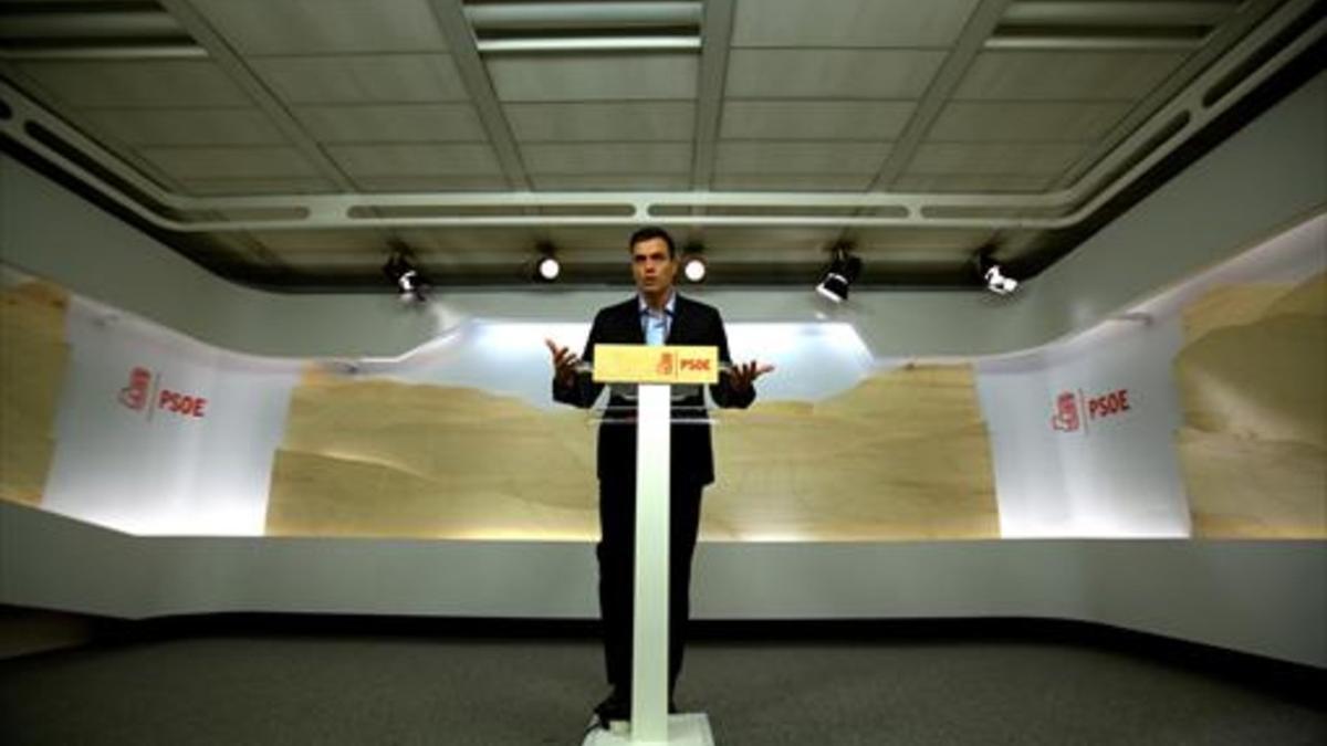 Pedro Sánchez, en la  rueda de prensa que dio ayer tras la permanente ejecutiva federal en la sede del PSOE.