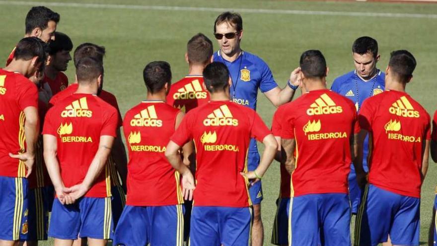 Arriba, Lopetegui da una charla a sus pupilos. Abajo, los tres porteros de la &#039;roja&#039;.