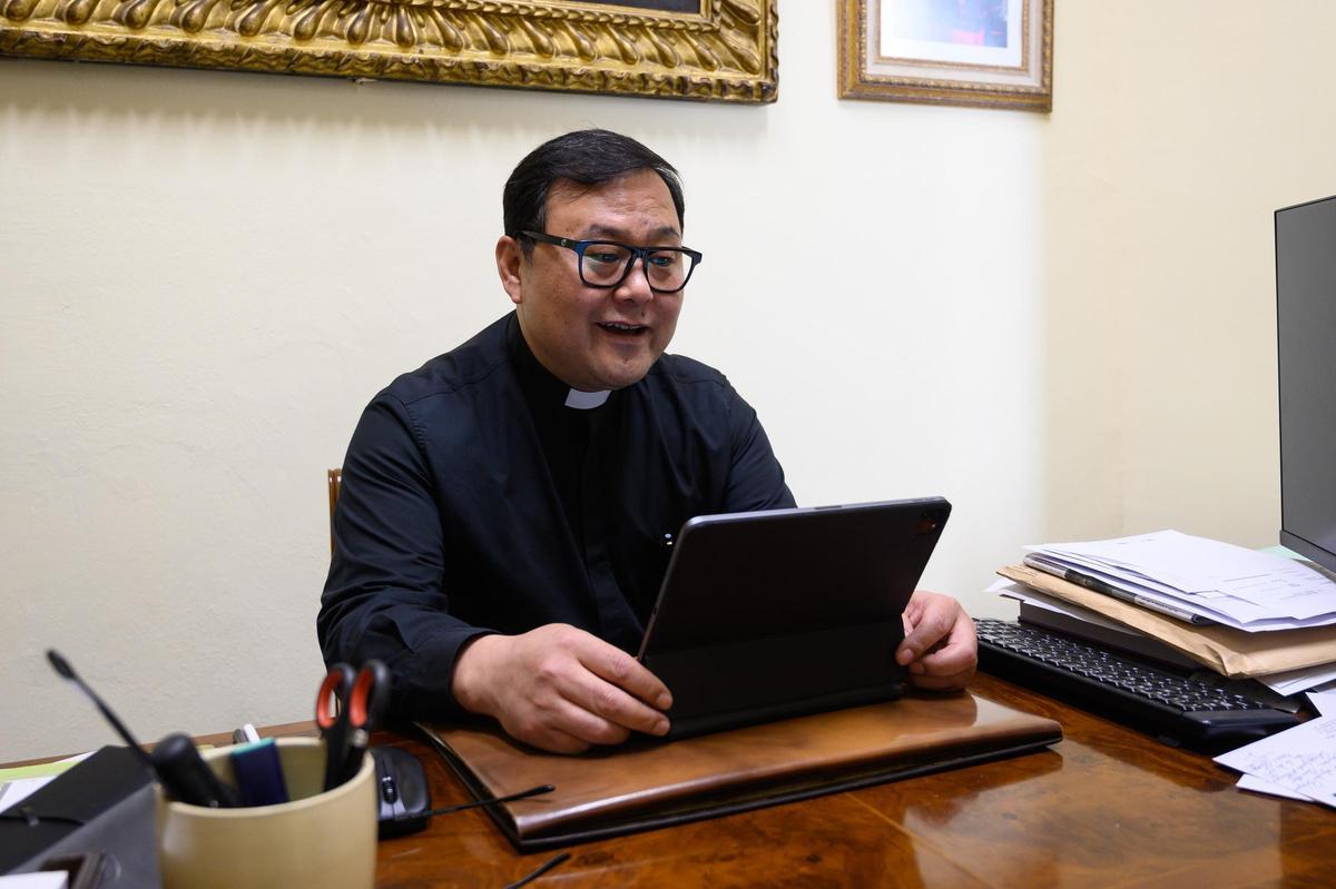 El padre Lucas, en su despacho en la sacristía de la parroquia de San Valero.