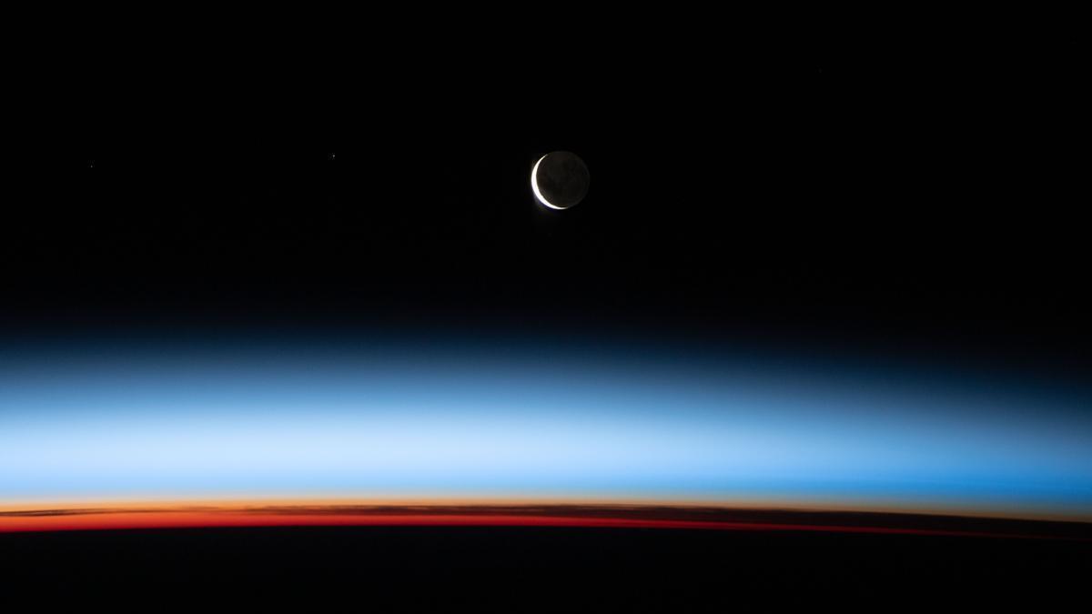 Luna creciente vista desde la Estación Espacial Internacional.