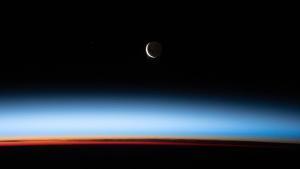 Luna creciente vista desde la Estación Espacial Internacional.