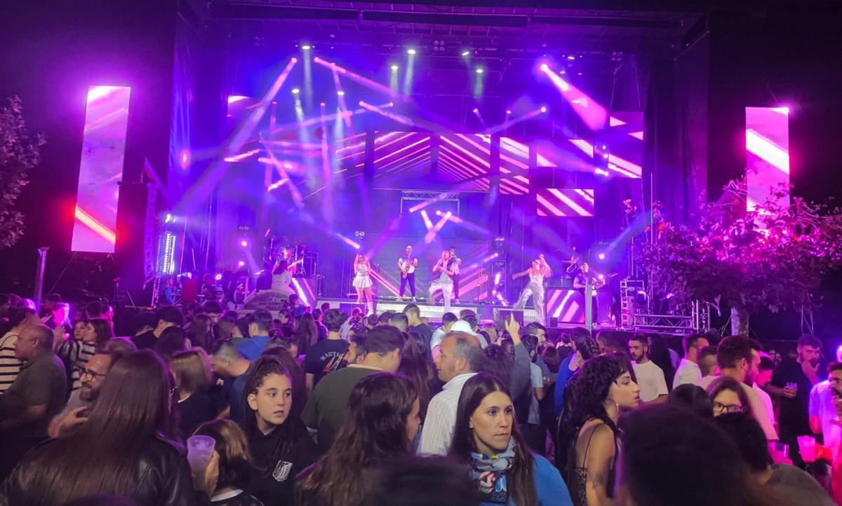 Vecinos disfrutan con una de las actuaciones ofrecidas en la zona por la orquesta Musical Compás. | CHANY SEBASTIÁN