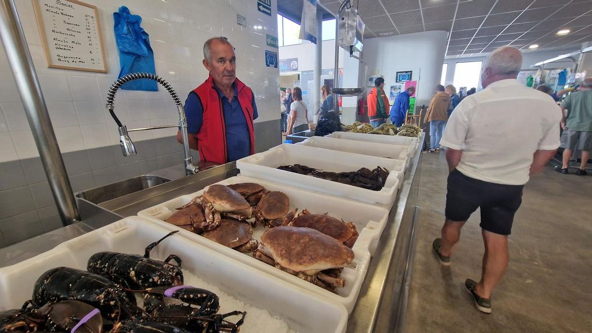 Venta de bogavante, buey y nécora en la plaza de Vilagarcía, ayer. |   //  M.M.
