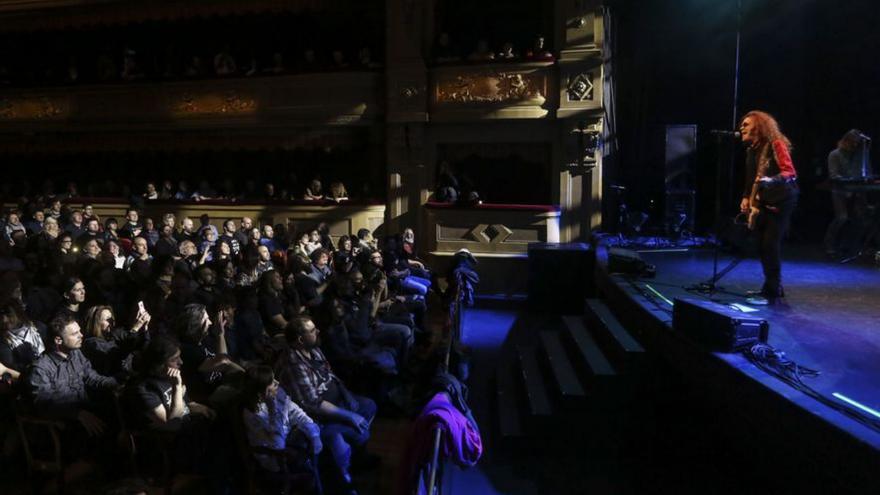 Glenn Hughes, sobre la escena del teatro Palacio Valdés.