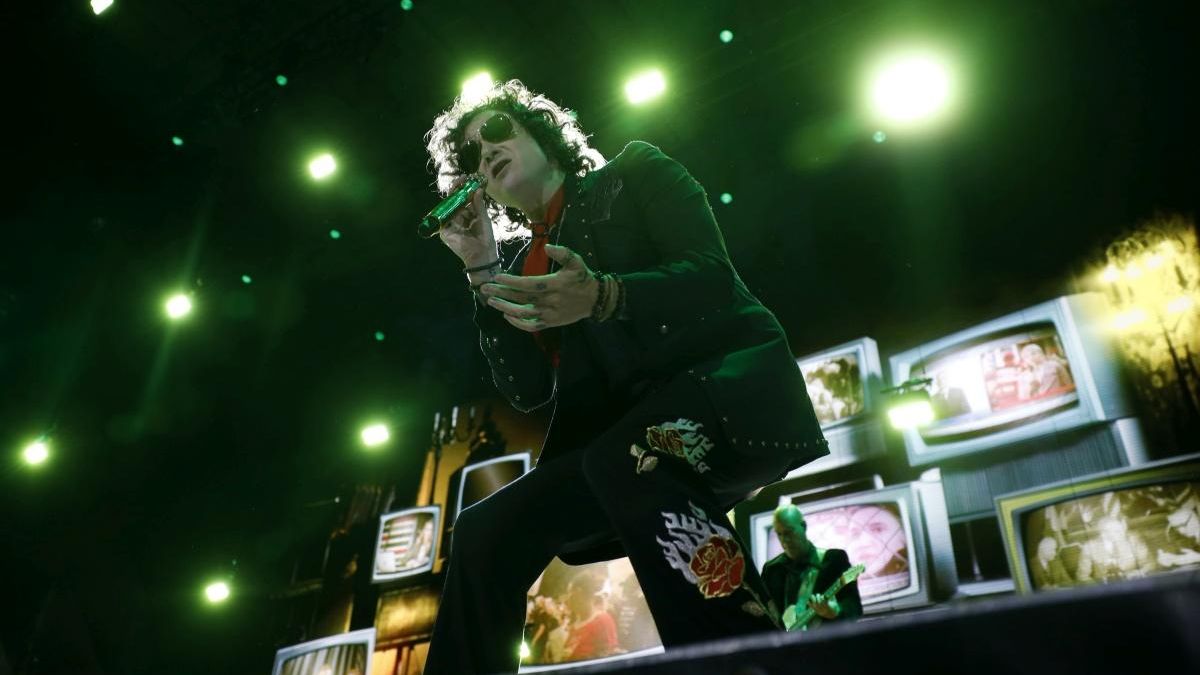 Enrique Bunbury con Jordi Mena detrás.