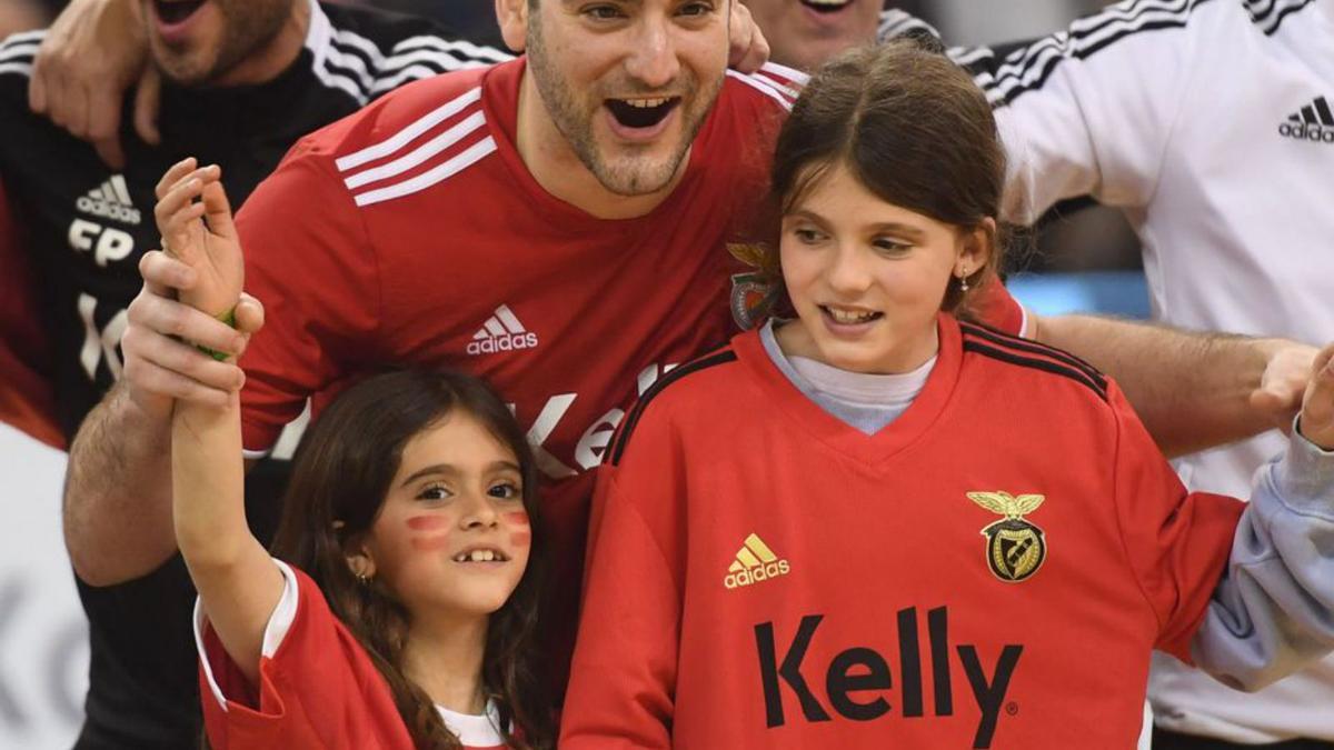 Eduard Lamas, ayer en la celebración del Benfica. |  // CARLOS PARDELLAS