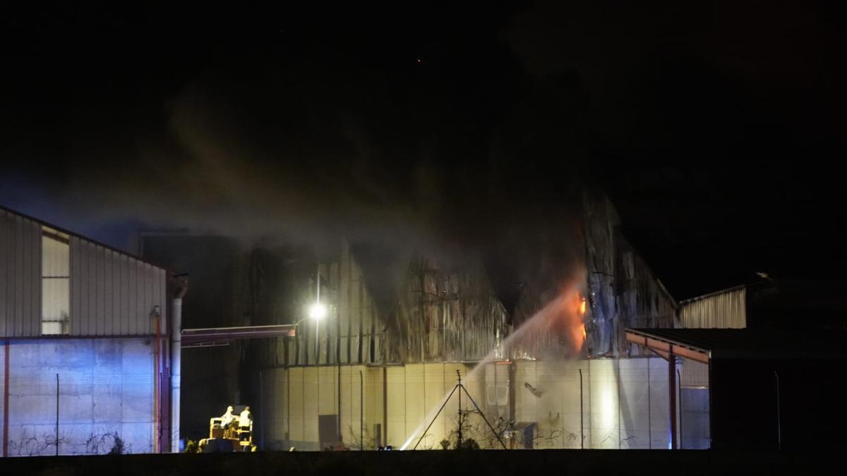 Fuego en las instalaciones de Cobadu en Zamora