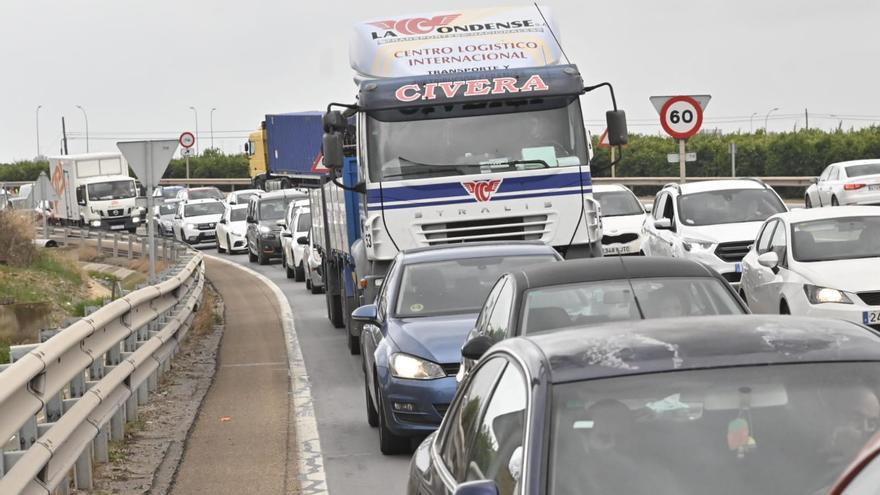 Los piquetes provocan colas en las carreteras de Castellón en una huelga del transporte de escaso impacto