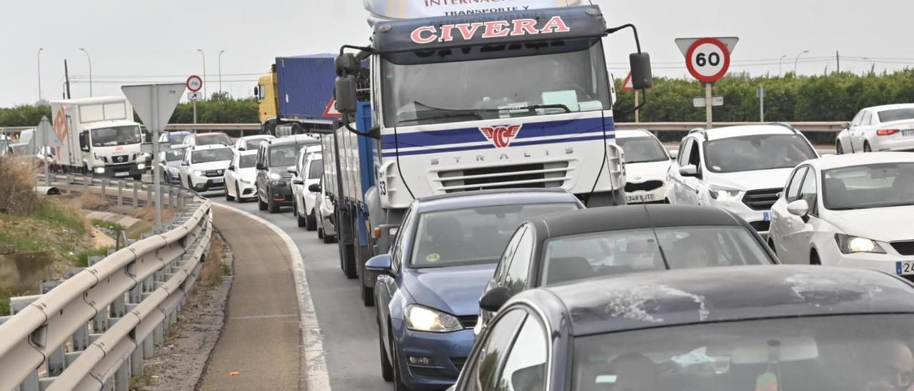 Colas interminables por la huelga del transporte en Castellón