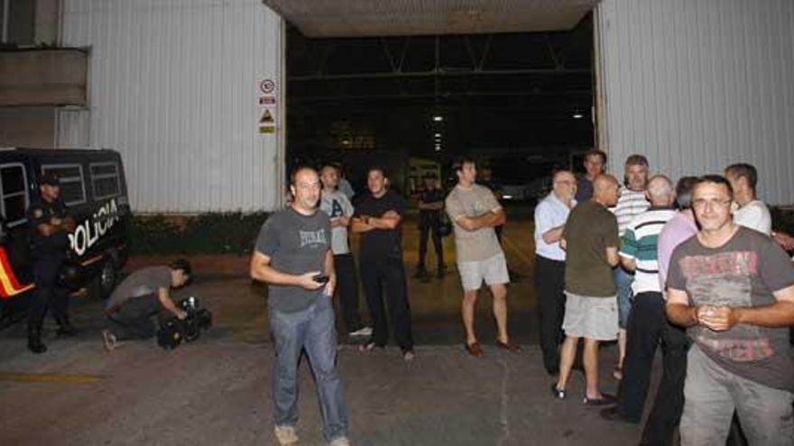Por la noche, los piquetes informativos de USO y SITD se reunieron en el Polígono de Son Castelló, frente a la conselleria de Trabajo, antes de partir hacia las cocheras