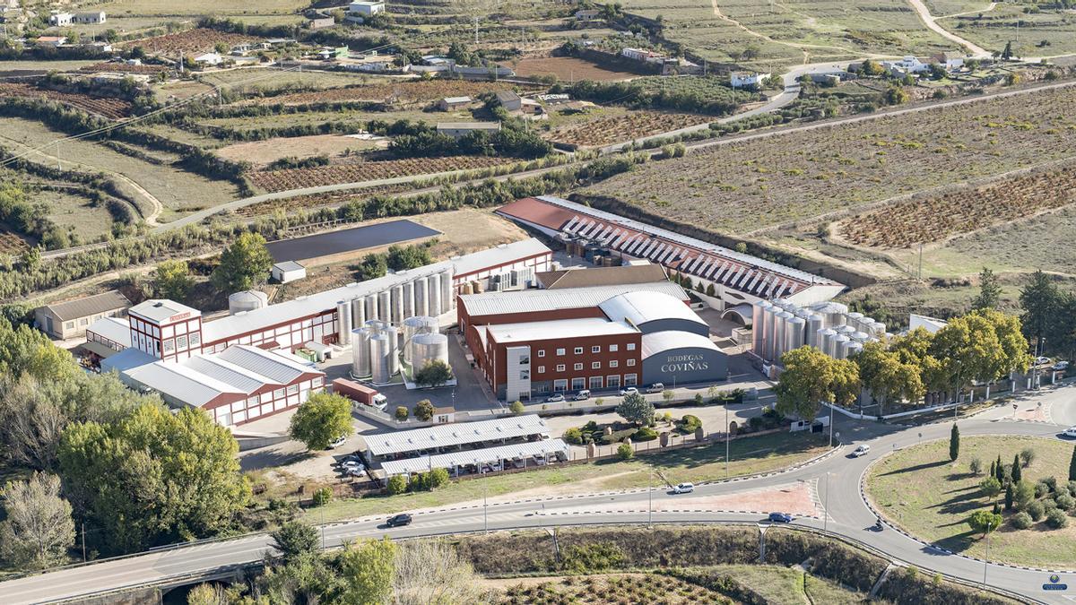 Vista aérea de la planta de Coviñas, principal productor de vino de la DOP Utiel-Requena.