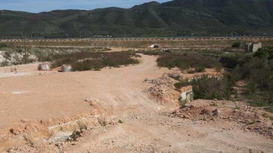 El PP y una plataforma reúnen firmas contra la planta de basuras de Vallada