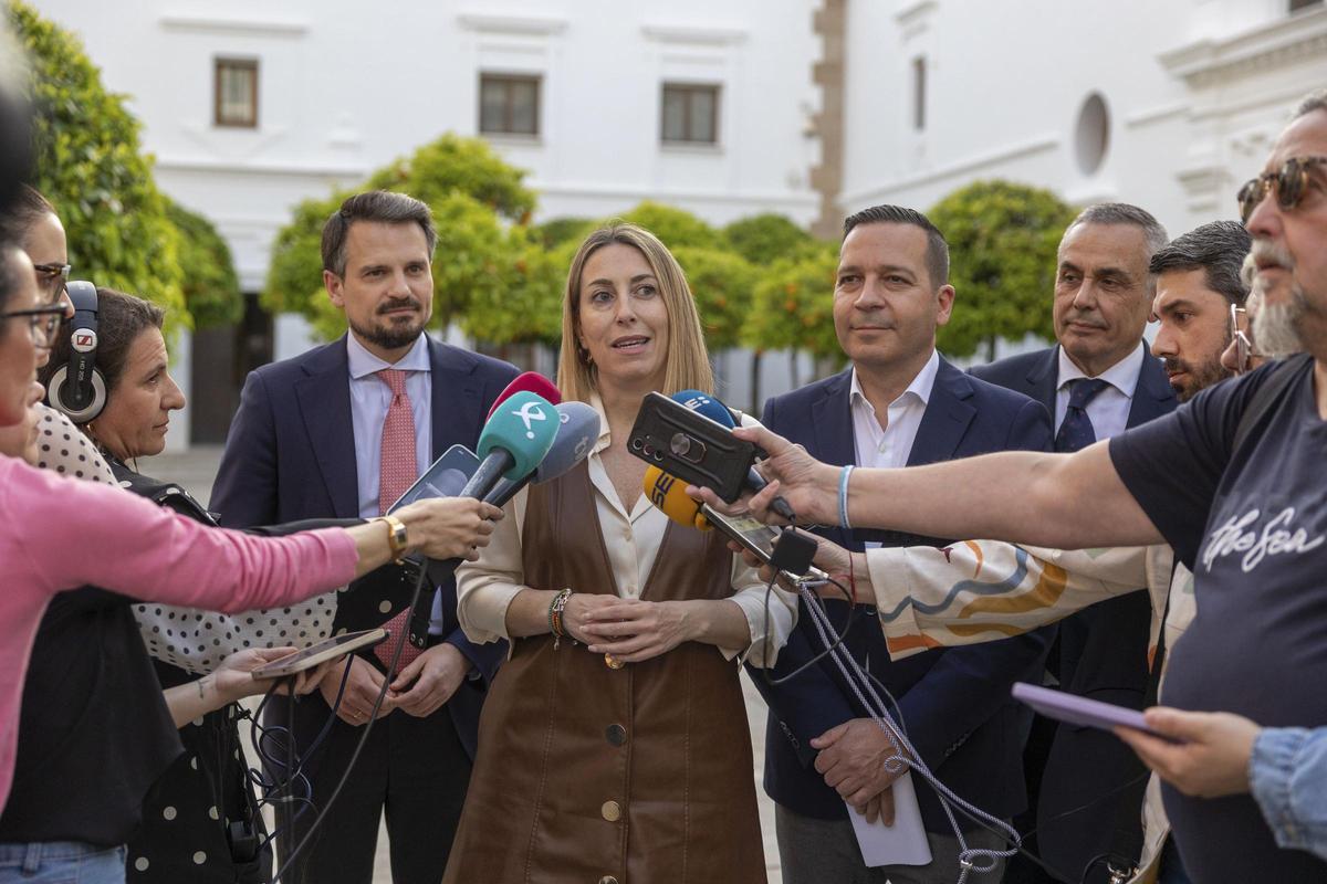 María Guardiola y Óscar Fernández, el jueves al anunciar el pacto entre PP y Vox en Extremadura.