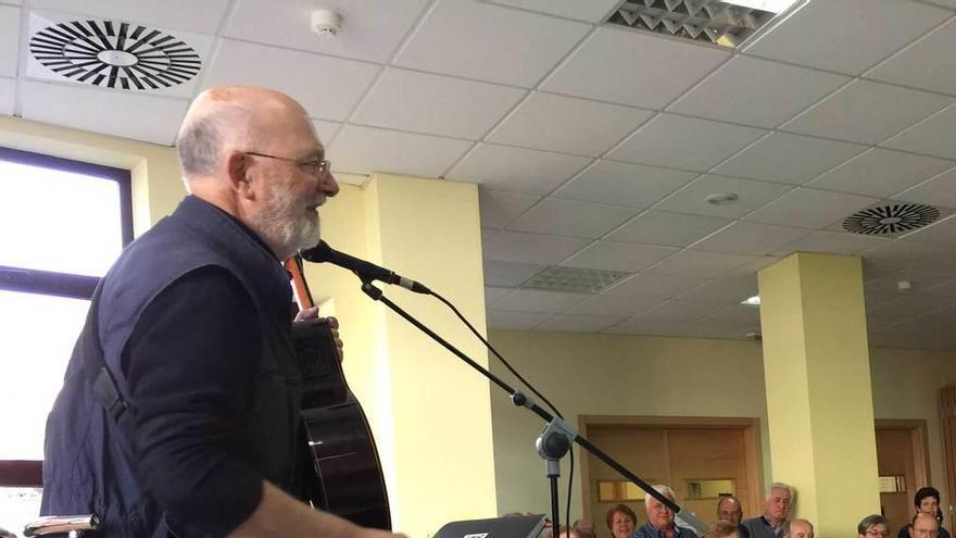 Jerónimo Granda durante su concierto en la asociación de jubilados de Piloña.