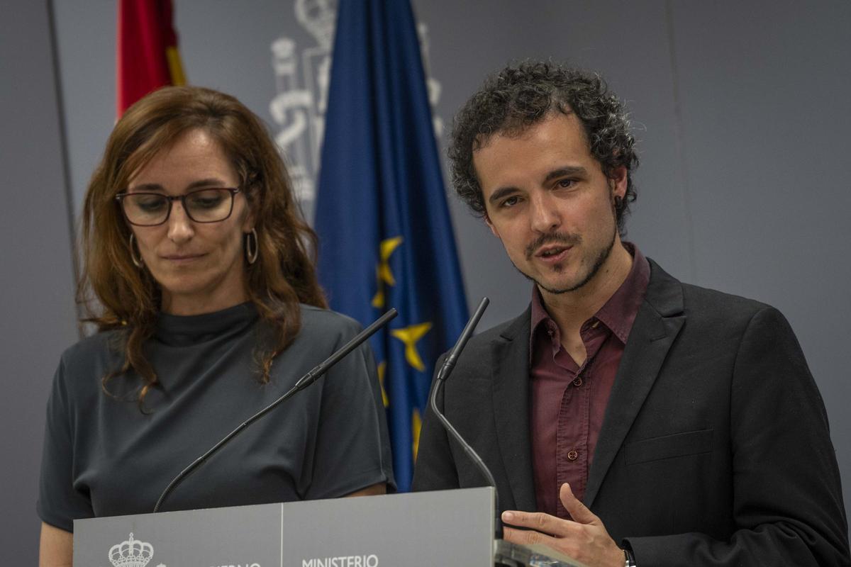 La ministra de Sanidad, Mónica García, y el director general de Salud Pública, Pedro Gullón