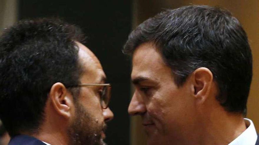 Abrazo entre el exportavoz Antonio Hernando y Pedro Sánchez, ayer, al comienzo de la reunión de los grupos parlamentarios.  // Efe