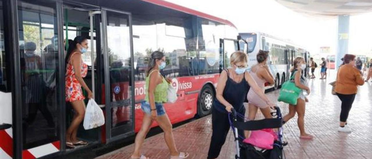 Varios pasajeros salen de un autobús en la estación de Sant Antoni.