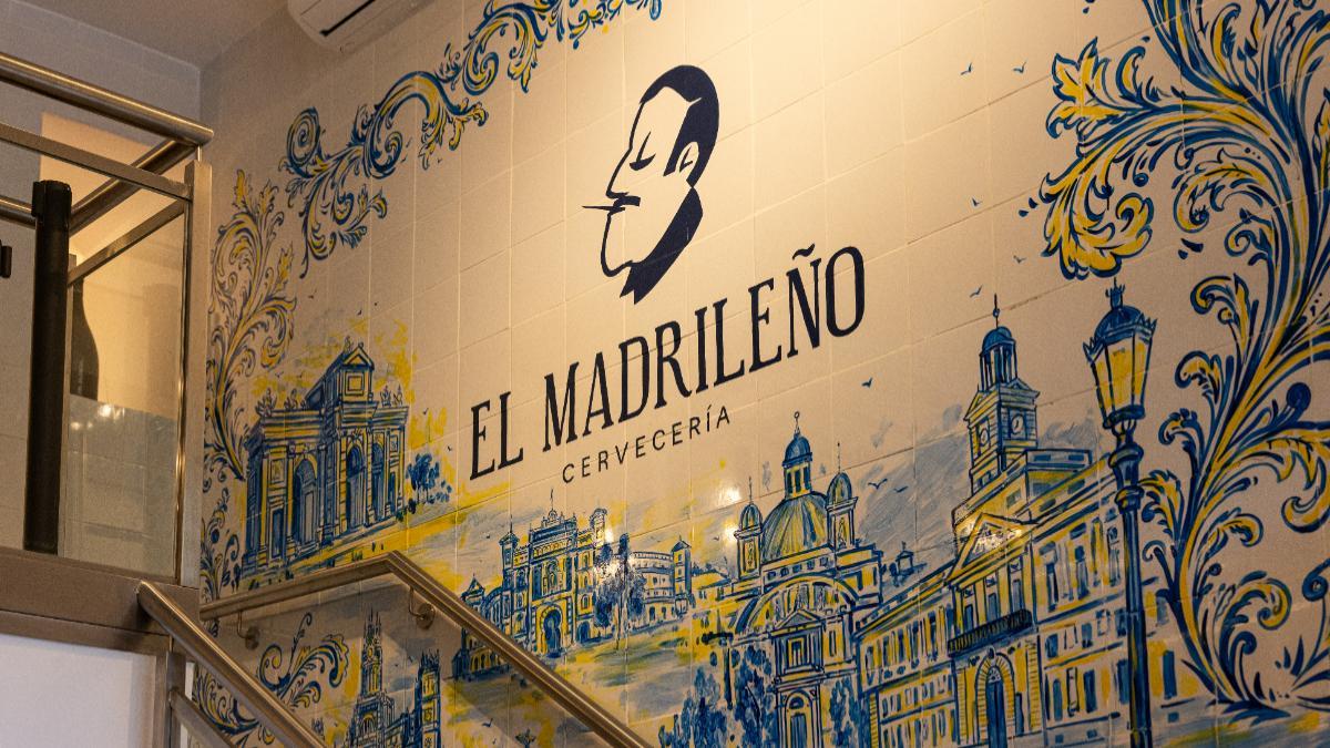 El mural de El Madrileño, firmado por el artista plástico madrileño Diego Quejido, reúne referencias castizas como la Puerta de Alcalá, Gran Vía, Las Ventas y el Oso y el Madroño.