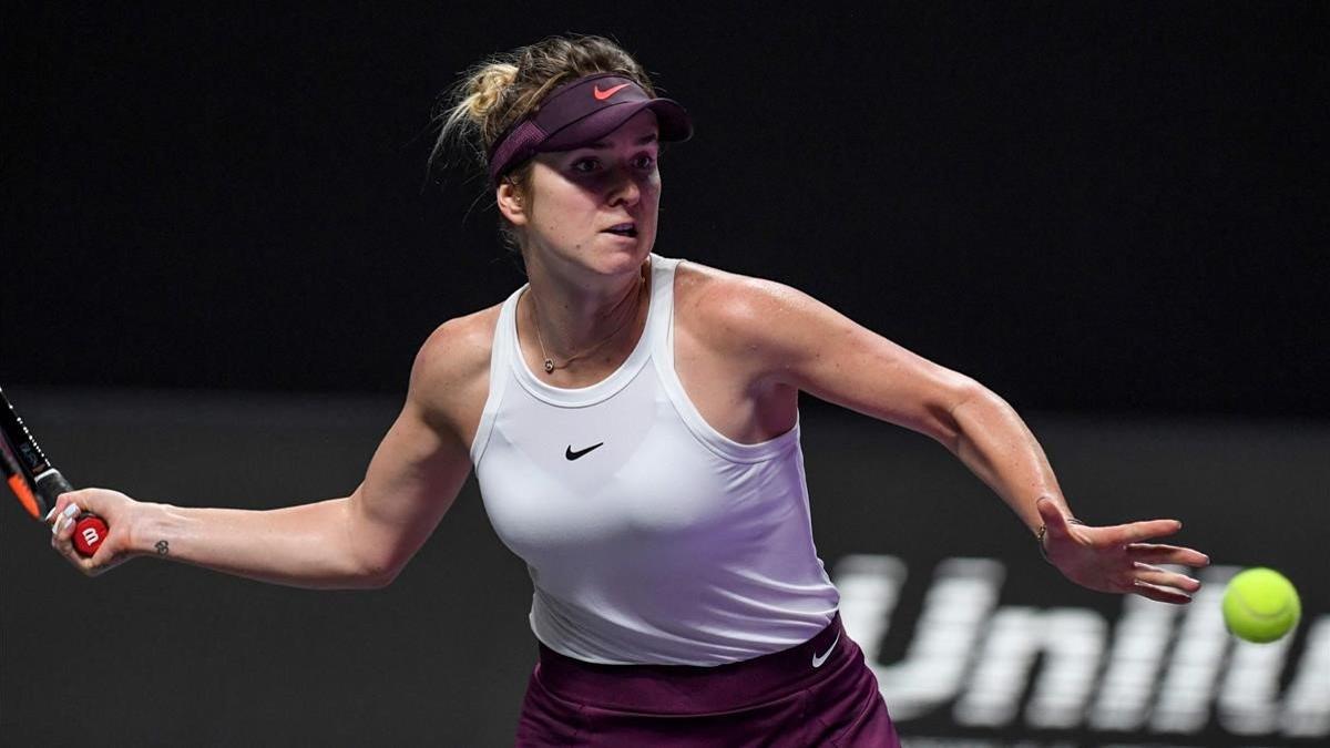 Elina Svitolina devuelve un golpe contra Bencic en las semifinales de Shenzhen