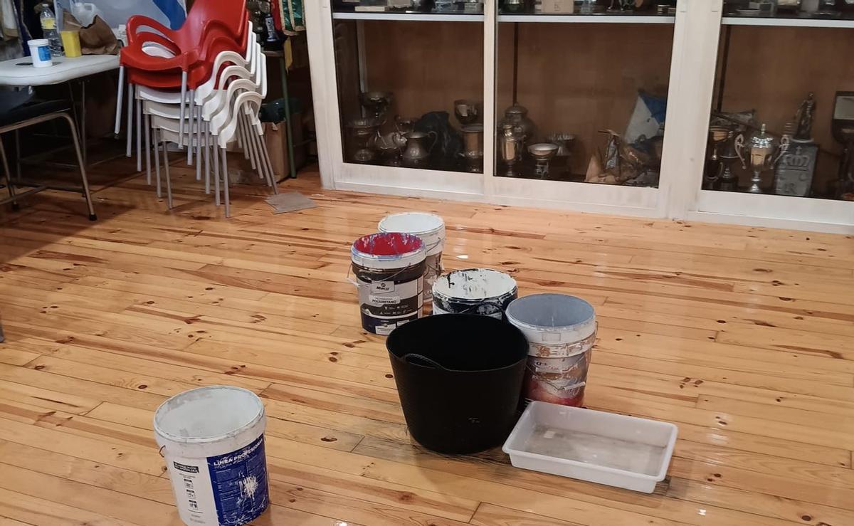 Cubos ante las goteras en la sala de trofeos del club. | FDV