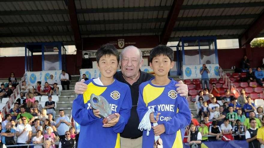 Dos jugadores del Kashiwa Reysol recogen su premio y las medallas en la edición de 2015. // Noé Parga