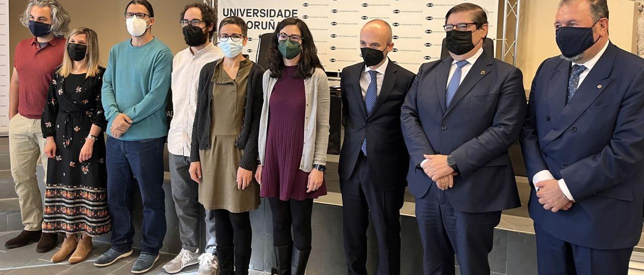 De derecha a izquierda, el vicerrector de Política Científica, Salvador Naya; el rector, Julio Abalde; y el consejero delegado de Inditex, Óscar García Maceiras, junto a los seis investigadores de la primera edición de InTalent. | // L. O.