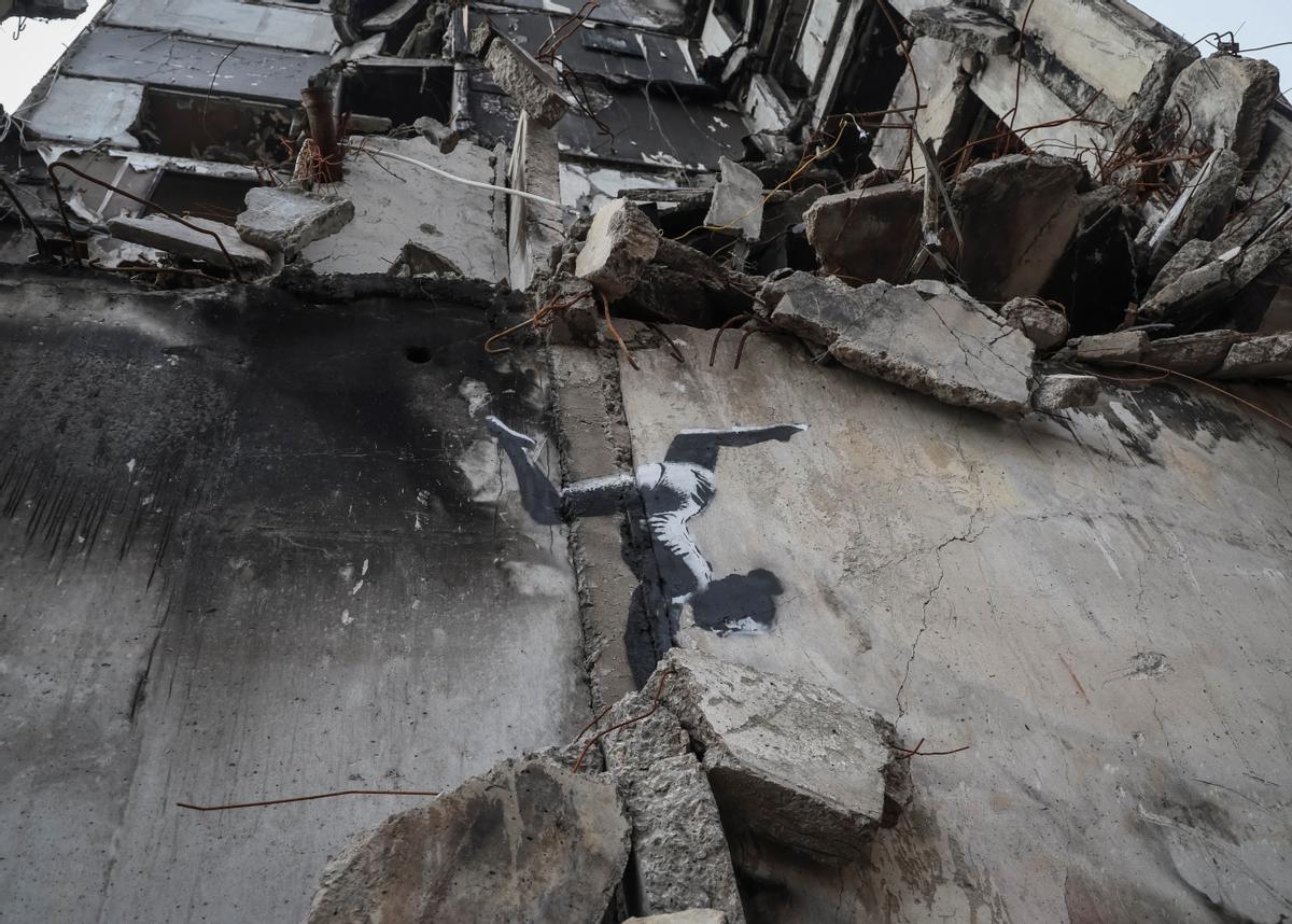 Banksy ilustra con sus grafitis edificios en ruinas de Ucrania, en el extrarradio de Kiev.